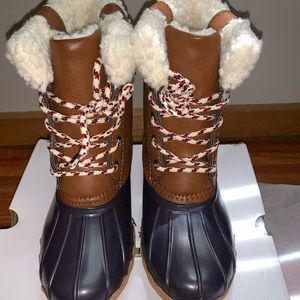 American Eagle tan and navy Sherpa cuff duck boots